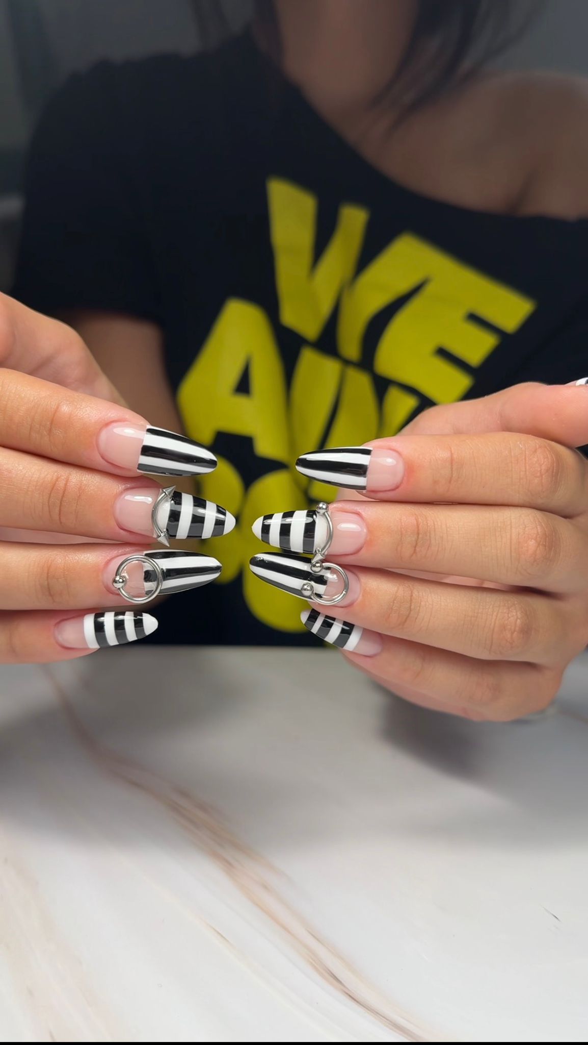 Nail art rayures noir et blanc MKnails Cannes